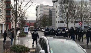 La police et les lycéens qui manifestent prennent position rue Paul-Doumer à La Madeleine.