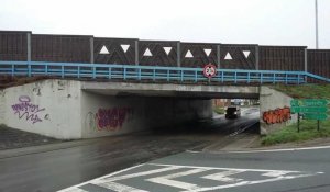 Le pont de la cité Parc à Marcinelle est très bas, les camions sont régulièrement coincés 2