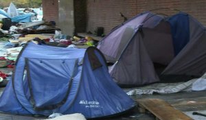 A Saint-Denis, tentes vides et objets abandonnés après l'évacuation du campement de migrants