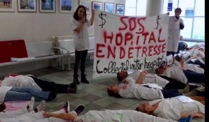 Le personnel de l'hôpital de Compiègne couché par terre pour dénoncer le manque de moyens