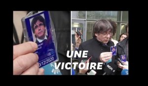 Puigdemont affiche fièrement son badge qui l'autorise à siéger au Parlement européen