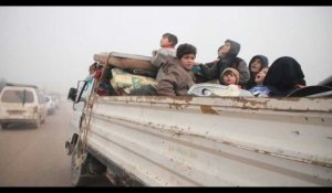 Des Syriens fuient en masse les bombardements près d'Idleb