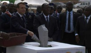 Emmanuel Macron pose la première pierre d'un marché en Côte d'Ivoire