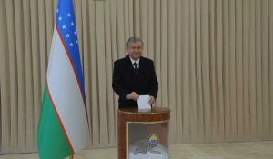 Le président Chavkat Mirzioïev vote aux législatives en Ouzbékistan