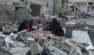 Des Syriens déplacés rompent le jeûne du Ramadan sur les décombres de leur ancienne maison