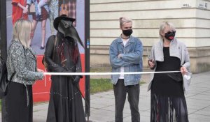 Coronavirus: une artiste de Vilnius lance la "Mask Fashion Week"