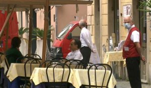Peu de clients sur les terrasses de Rome alors que les cafés et restaurants rouvrent leurs portes