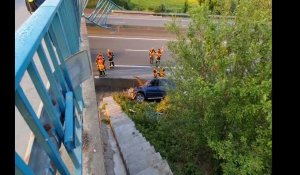 Une voiture avec un père et ses deux enfants, dont un bébé grièvement blessé, chute depuis un pont sur le bord de l'A25. 