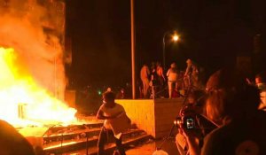 Les manifestants mettent le feu au commissariat de police de Minneapolis