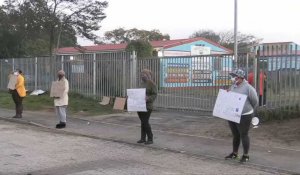 Coronavirus: des parents sud-africains manifestent devant une école