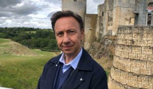 Stéphane Bern en tournage au château de Falaise pour son émission « Secrets d'histoire »