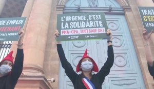 Projet de loi bioéthique: des Mariannes de La Manif pour tous devant l'Assemblée nationale