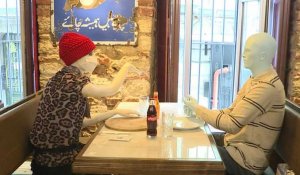 Turquie: pour espacer les clients, des mannequins s'invitent au restaurant