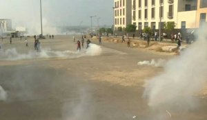 Des forces de sécurité libanaises tirent des gaz lacrymogènes contre des manifestants à Beyrouth