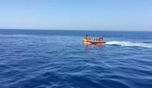 Désespérés, deux migrants se jettent à l'eau de l'Ocean Viking, bloqué en Méditerranée