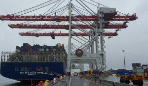 Un immense porte-conteneurs achemine des masques au port de Dunkerque