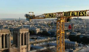 Climat: Greenpeace interpelle le gouvernement avec une banderole au-dessus de Notre-Dame