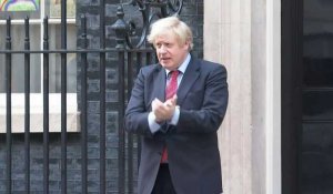 Boris Johnson applaudit les travailleurs de la santé devant Downing Street