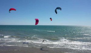 Italie: les amateurs de kitesurf fêtent le confinement allégé