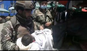 Afghanistan: un bébé secouru de l'hôpital visé par une attaque est transporté vers une ambulance