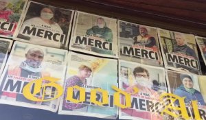La vitrine d'un hôtelier airois couverte de posters en hommage aux héros du quotidien