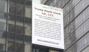 A New York, un panneau affiche l'"horloge des morts de Trump"