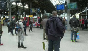 Au 1er jour du déconfinement, passagers masqués gare Saint-Lazare à Paris