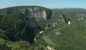 Dans les gorges de l'Ardèche, derniers instants de tranquillité avant le retour des hommes