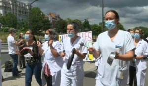 Les soignants manifestent devant l'hôpital Robert-Debré à Paris