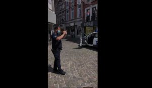 Les policiers ont déposé leurs menottes sur le sol de la Grand-Place de Huy