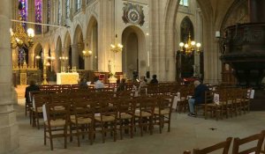 Retour des fidèles pour la première messe à l'Église Saint-Germain-l'Auxerrois à Paris
