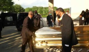 Le cercueil de George Floyd quitte l'église où avait lieu la cérémonie publique