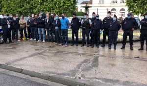 Les policiers de Saint-Omer manifestent contre les amalgames place Foch
