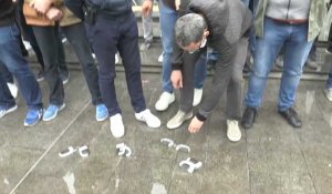 Lille: s'estimant "insultés" par Castaner, des policiers mettent leurs menottes à terre