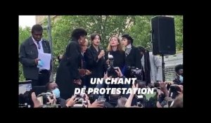 À la manifestation du 9 juin à Paris, Camélia Jordana entonne "We Shall Overcome"