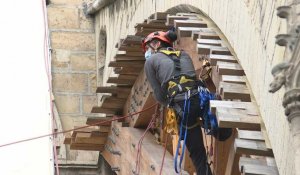 Notre-Dame: les cordistes à l'œuvre pour démonter l'échafaudage