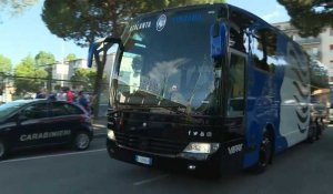 Football/Serie A : les cars des joueurs de l'Atalanta et de Sassuolo arrivent au stade