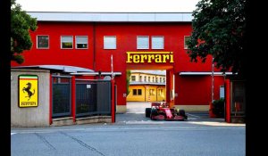 Formule 1. Charles Leclerc fait rouler sa Ferrari SF1000 dans les rues de Maranello