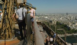 La Tour Eiffel accueille ses premiers visiteurs depuis trois mois