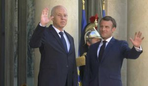 Emmanuel Macron reçoit le président tunisien Kais Saied à l'Elysée