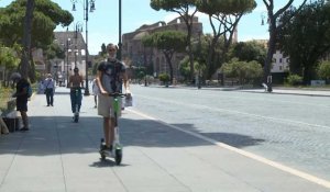 Les trottinettes envahissent les rues de Rome
