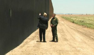 Trump visite un pan du mur entre les USA et le Mexique en Arizona