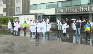 Coronavirus: minute de silence en hommage au personnel soignant à l'hôpital La Paz de Madrid