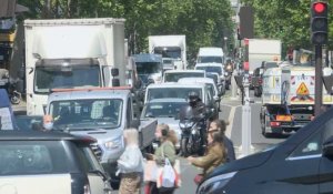 Déconfinement: à Paris, circulation dense place de la Bastille