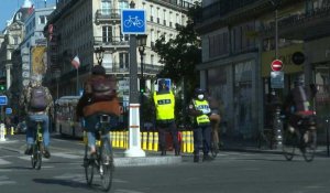 Déconfinement: à Paris, les cylistes s'approprient la rue de Rivoli