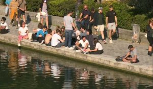 A Paris, au bord du bassin de la Villette, on profite du déconfinement