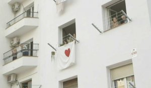Les Espagnols applaudissent les personnels de santé depuis leur balcon