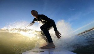 "Comme la première fois": des surfeurs italiens repartent à l'assaut des vagues
