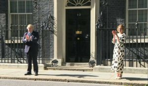 Boris Johnson et la fondatrice de Clap for Carers applaudissent le NHS