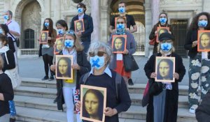 Devant le Louvre, des guides dénoncent leur précarité faute de touristes